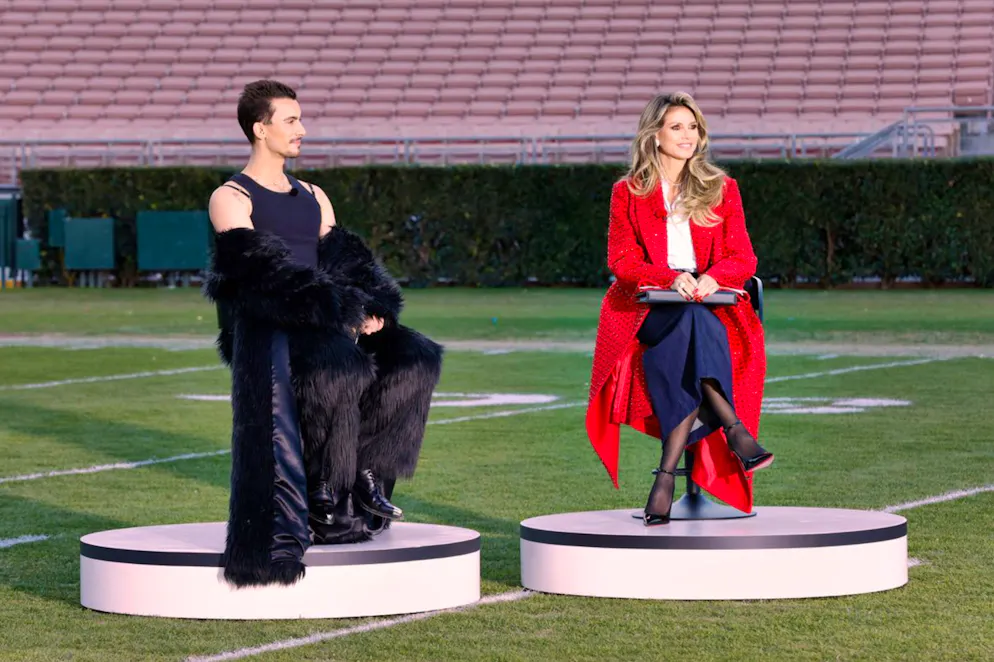 «GNTM»: Folge 8 mit «Nipplegate» und Orientierungsproblemen. «Ist das nicht Janet Jackson beim Super Bowl?» – Designer und Co-Juror Christian Cowan hat Sinn für Humor. Sein Rat an Oben-ohne-Xenia (nicht im Bild): «Doppelseitiges Klebeband ist dein Freund!»