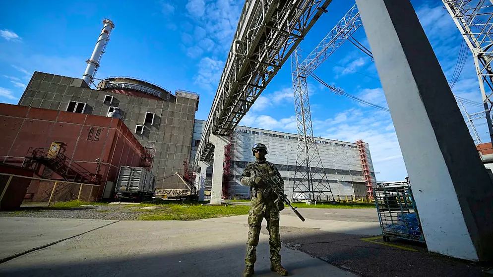ARCHIV - Auf diesem Foto bewacht ein russischer Soldat einen Bereich des Kernkraftwerks Saporischschja in einem Gebiet unter russischer Militärkontrolle im Südosten der Ukraine. Foto: -/AP/dpa