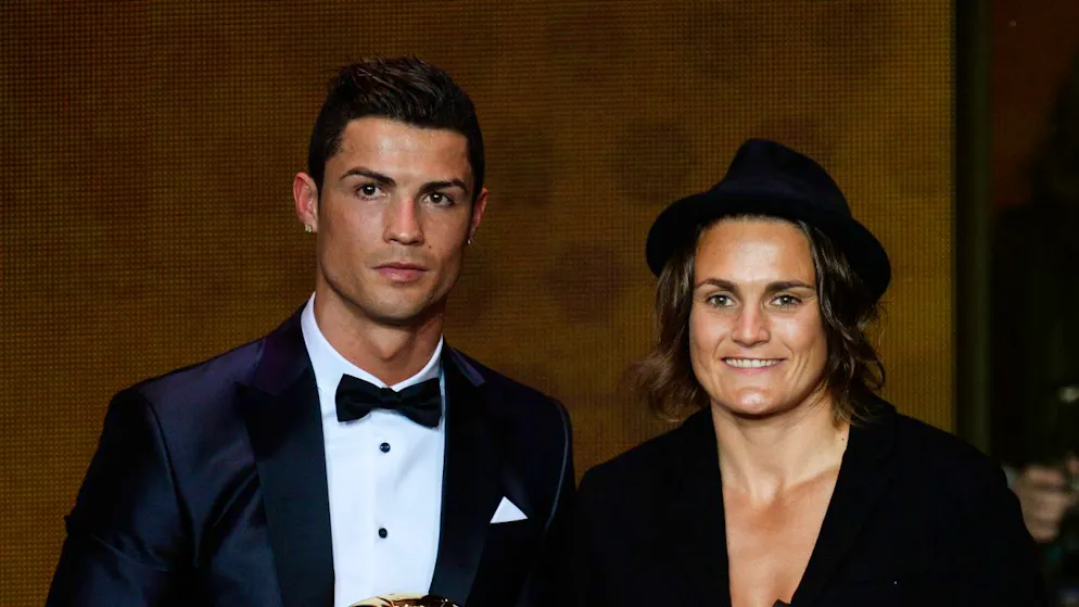 Nadine Angerers Mission als Schweizer Goalietrainerin - Gallery. Als erste Torhüterin wurde Nadine Angerer 2013 zur Weltfussballerin erkoren und posierte neben Cristiano Ronaldo.