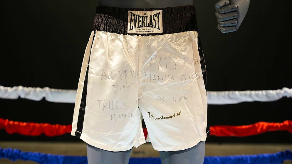 Le short blanc aux bandes noires a été porté par la légende de la boxe Mohamed Ali lors du "Thrilla in Manila" en 1975.