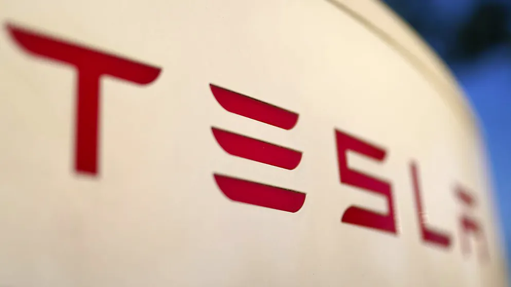 Tesla will rund 14'000 Stellen streichen.