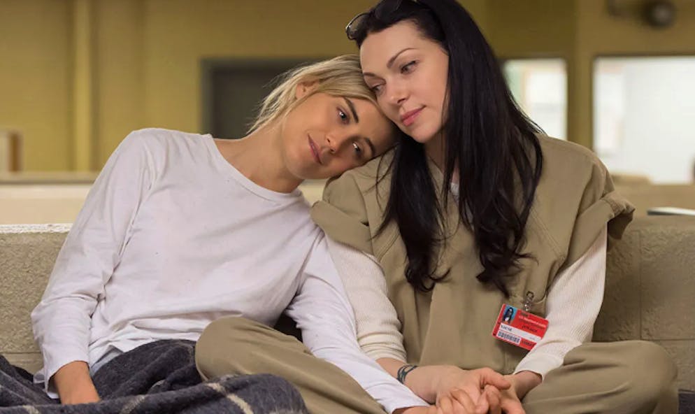 Über gewisse Bedürfnisse solltest du frühzeitig mit deine/r Partner*in sprechen: Piper (Taylor Schilling) und Alex (Laura Prepon) in «Orange Is The New Black».