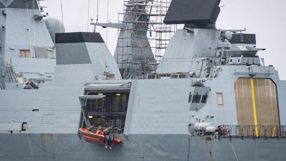 Die dänische Fregatte «HDMS Niels Juel, Nummer F363»: Spezialisten sind am Donnerstag auf dem Weg, das Problem zu lösen.