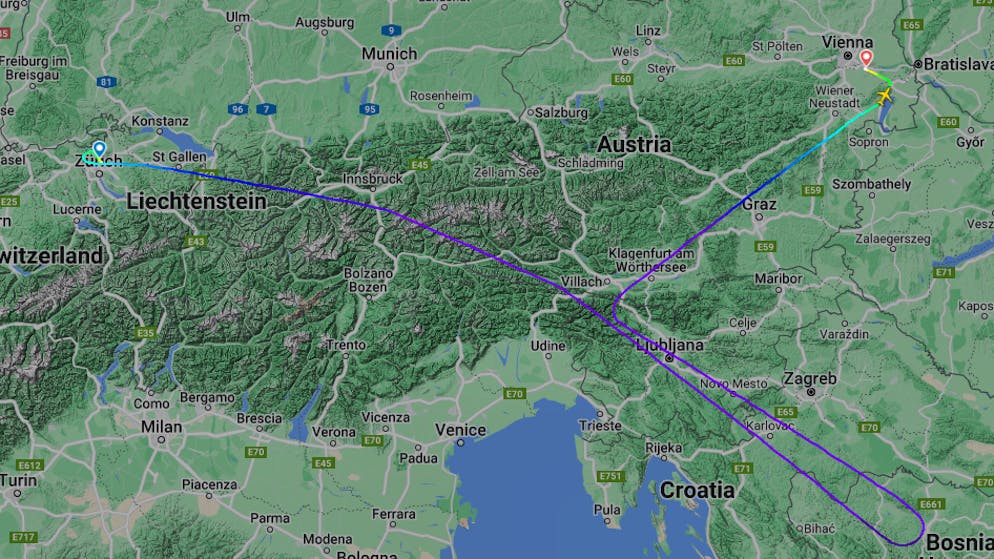 Über Bosnien-Herzegowina wendet der Airbus der Swiss. Weil er in Zürich nicht mehr landen darf, muss der Pilot schliesslich Wien ansteuern.