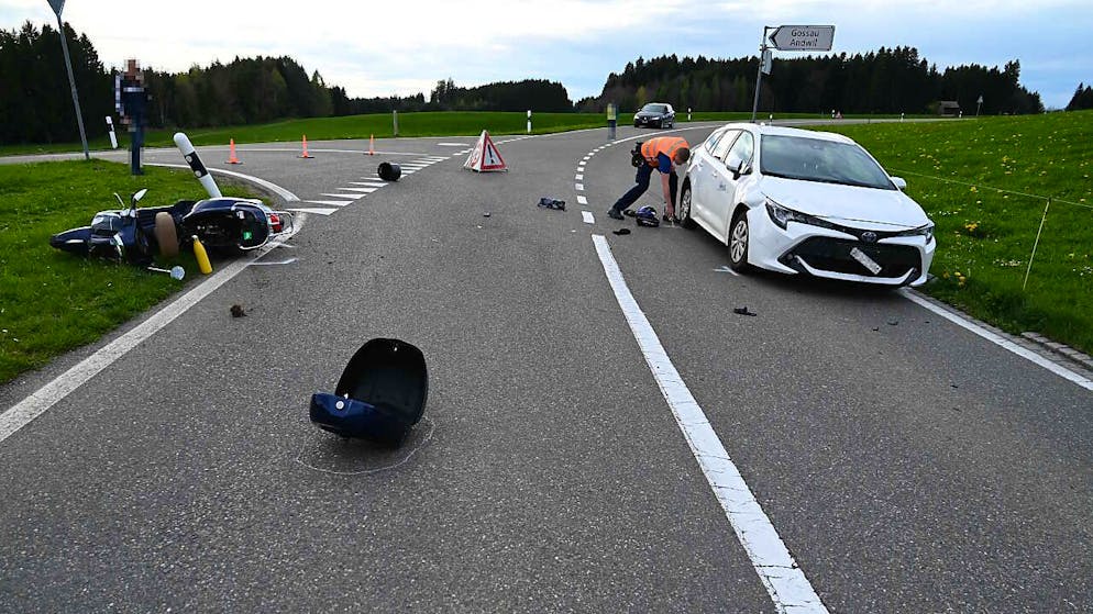 Der Rollerfahrer übersah das Auto in Waldkirch SG und es kam zur Kollision.