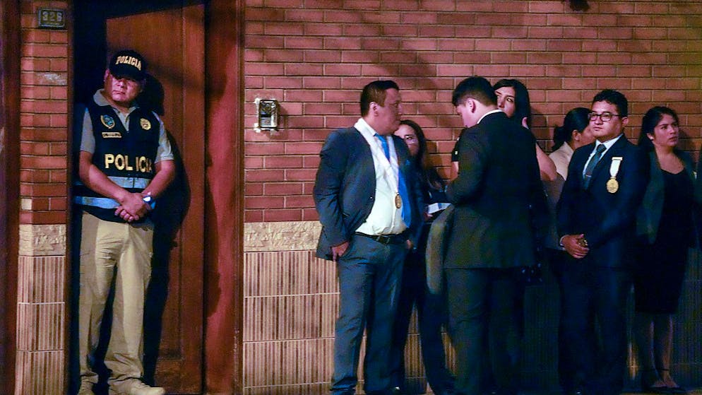 ARCHIV - Polizisten  und Staatsanwälte  vor dem Haus der peruanischen Präsidentin Boluarte während einer von der Generalstaatsanwaltschaft angeordneten Hausdurchsuchung, bei der Rolex-Uhren im Rahmen einer Voruntersuchung wegen mutmaßlicher illegaler Bereicherung beschlagnahmt werden. Foto: Martin Mejia/AP/dpa