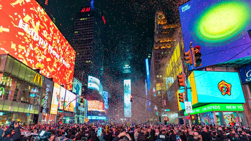 Konfetti schwebt in der Luft nach Mitternacht bei der Silvesterfeier am Times Square in New York. 