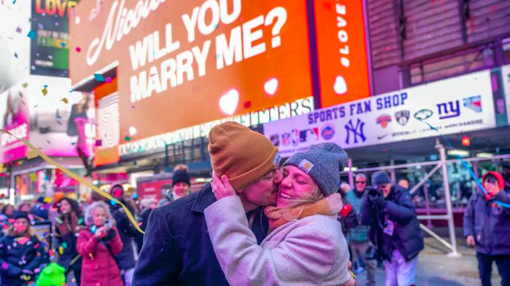 Justin Shady (l) küsst Nicolette Miller nachdem sie seinen Heiratsantrag während einer «Love in Times Square» Veranstaltung angenommen hat. 