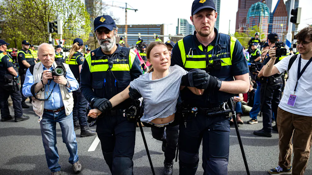 Strasse blockiert. Schwedische Klimaaktivistin Thunberg bei Protest in Den Haag abgeführt