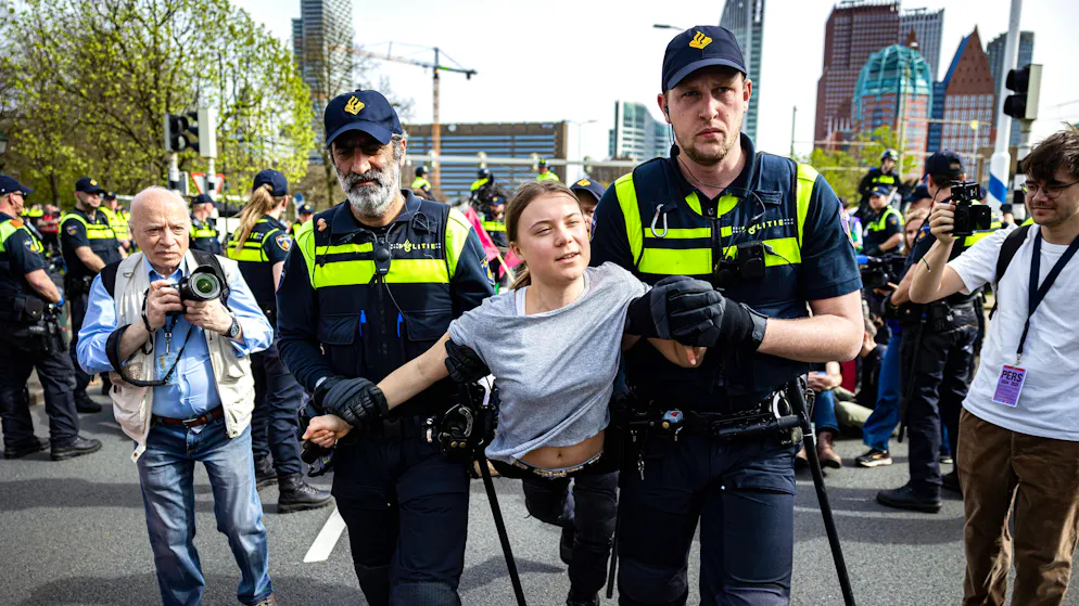 Thunberg hatte sich mehreren hundert Demonstrierenden angeschlossen, die in einem Protestmarsch vom Stadtzentrum zu einem Feld neben der A12 zogen.