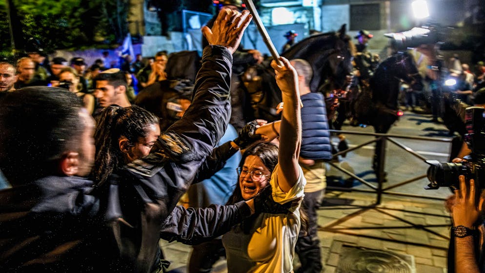 Israelis versammelten sich am 2. April vor der Knesset, um gegen Ministerpräsident Benjamin Netanjahu zu protestieren.