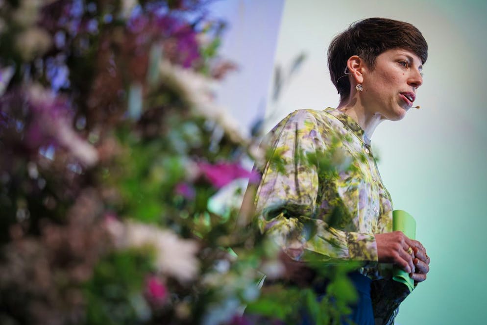 Lisa Mazzone, la neopresidente dei Verdi svizzeri, parla durante l'assemblea dei delegati del partito a Renens.