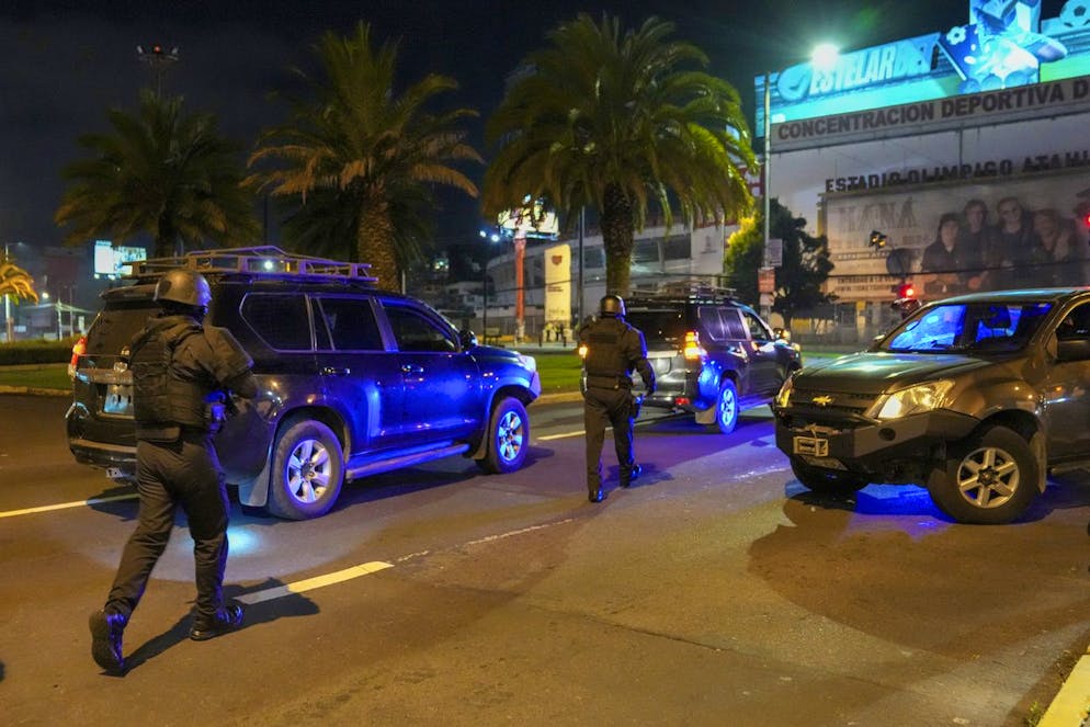 Ecuadors Polizei stürmt mexikanische Botschaft. Ecuadorianische Polizeieinheiten stürmen am 5. April in Quito die Botschaft Mexikos: Ihr Ziel...