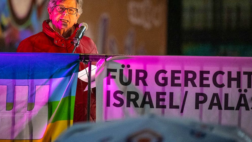 L'ex-conseillère fédérale Ruth Dreifuss s'est à nouveau exprimée sur la Place fédérale samedi en faveur de la paix au Proche-Orient. Ici c'était en décembre dernier à Berne déjà (Archives).