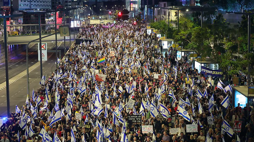 Des dizaines de milliers de personnes ont manifesté samedi en Israël pour demander la démission du Premier ministre Benjamin Netanyahu. Ils étaient quelque 100'000 manifestants à Tel-Aviv, selon les organisateurs.