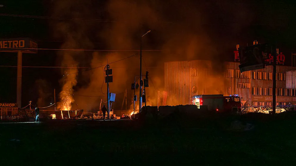 Rettungskräfte löschen das Feuer am Ort eines russischen Drohnenangriffs. Bei den Angriffen in der Nacht zum Samstag wurden in Charkiw mindestens 6 Menschen getötet und mindestens 10 Personen durch Explosionen und Granatsplitter verletzt. Foto: Alex Babenko/AP