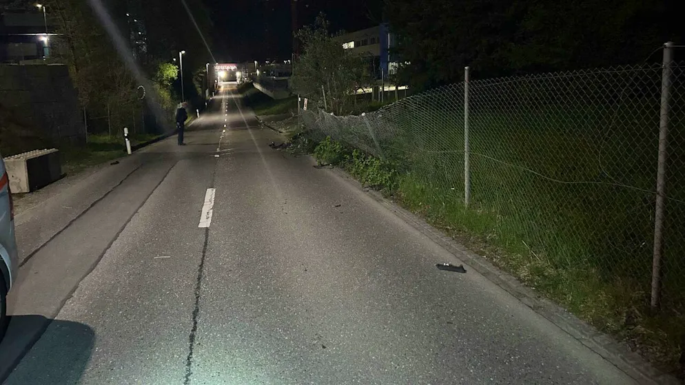 Mann fährt in Wohlen AG betrunken in Zaun - Gallery. Die Unfallstelle an der Indiustriestrasse in Wohlen AG.