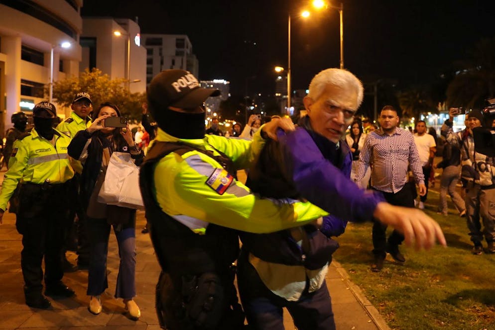 Ecuadors Polizei stürmt mexikanische Botschaft. Roberto Canseco von der mexikanischen Botschaft regt sich furchtbar über die Aktion auf,...