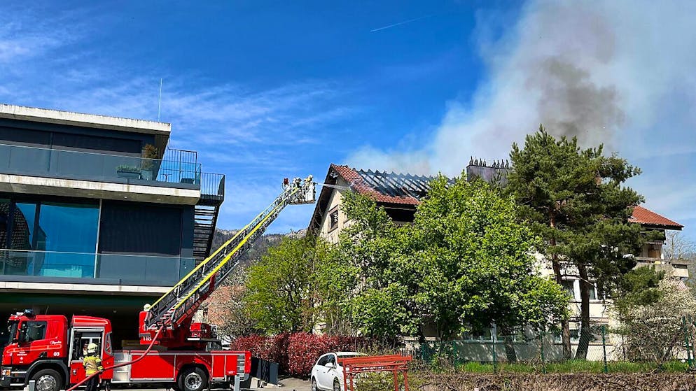 Zwei Dachstockwohnungen und der Dachstock in Bettlach SO brannten fast komplett aus.