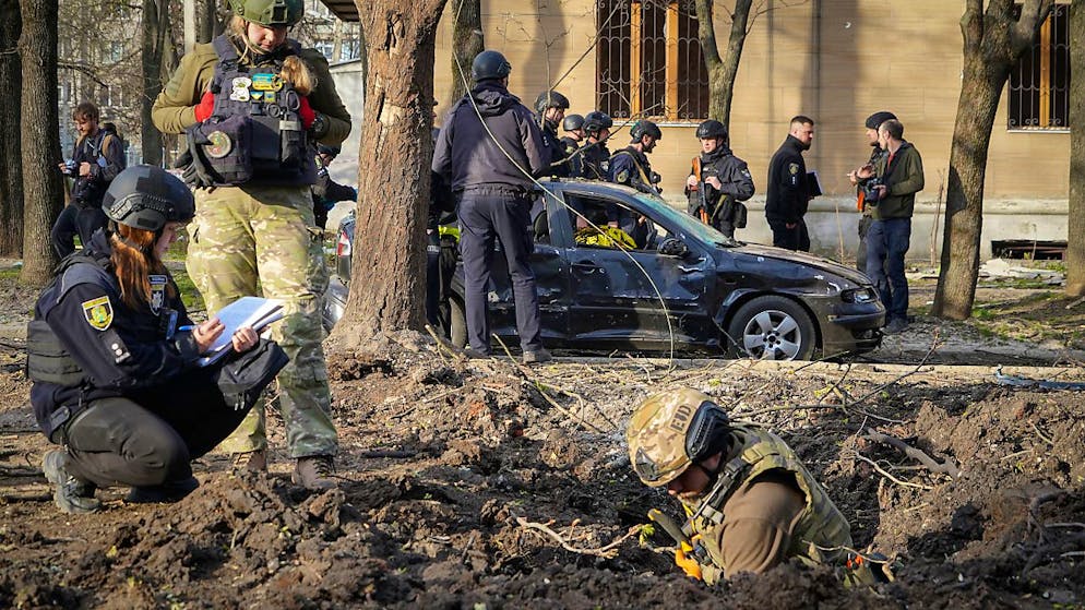 dpatopbilder - Militärexperten untersuchen den Ort eines russischen Bombenangriffs, bei dem mehrere Menschen getötet wurden. Foto: Andrii Marienko/AP/dpa
