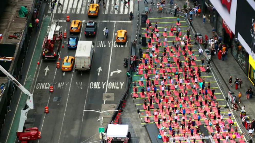 Hunderte Menschen praktizieren auf dem Times Square anlässlich des Welt-Yoga-Tags Massen-Yoga. Die vom Nachbarschaftsverband Times Square Alliance angebotene Veranstaltung fand in diesem Jahr bereits zum 21. Mal statt.