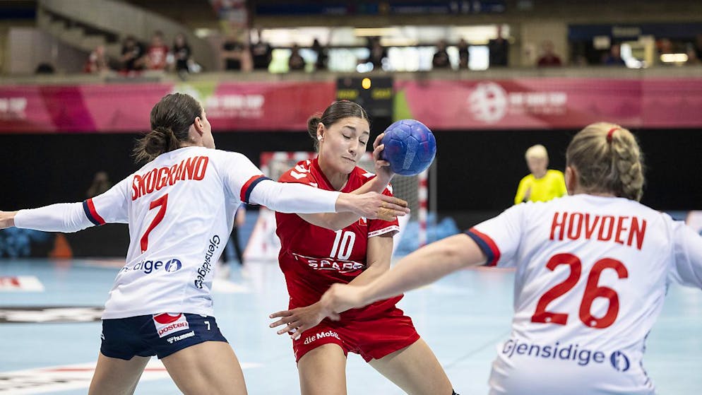 Europameister Norwegen hatte gegen die Schweiz (Daphne Gautschi) alles im Griff und kanterte den Co-Gastgeber der EM mit 42:22 nieder