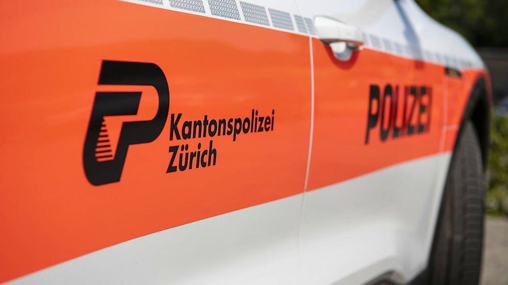 Eine 22-jährige Motorrad-Lernfahrerin hat beim Einbiegen in eine Strasse in Samstagern die Kontrolle über ihren Töff verloren und ist mit einem entgegenkommenden Auto kollidiert. (Archivbild)