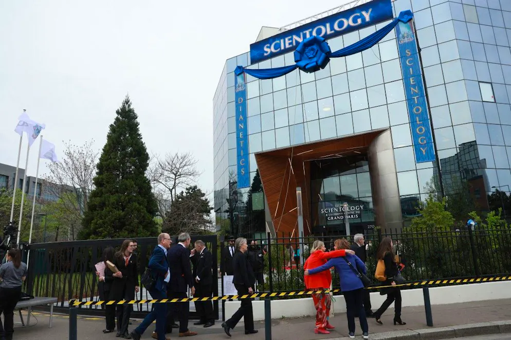 Des invités arrivent au nouveau siège de l'Église de Scientologie, avant son inauguration à Saint-Denis, au nord de Paris, le 6 avril 2024. - L'Église de Scientologie, qualifiée de secte en France par plusieurs rapports parlementaires, va inaugurer un nouveau centre de formation à Saint-Denis, en banlieue parisienne. (Photo by Emmanuel Dunand / AFP)