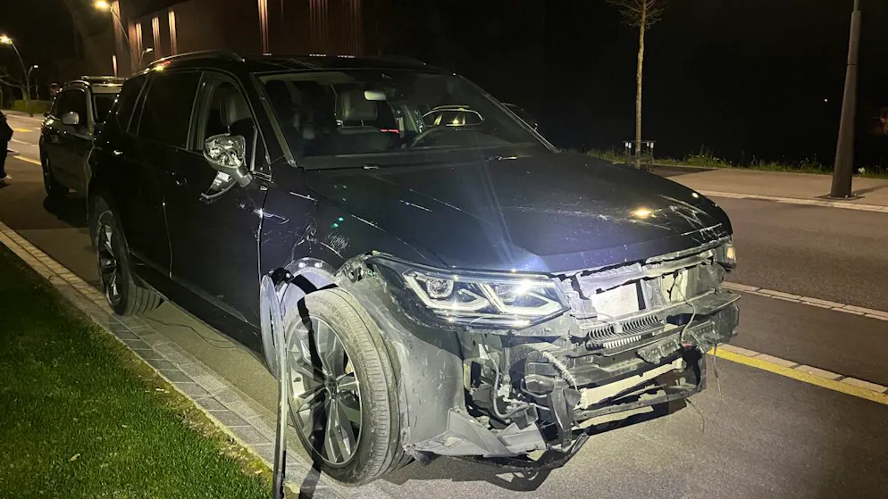 Mann fährt in Wohlen AG betrunken in Zaun - Gallery. Die Schäden am Auto zeugen von einem heftigen Aufprall.