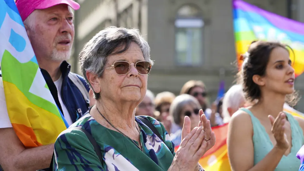 Rund 1000 Personen an Demo für Frieden in Israel/Palästina - Gallery. Zu den Rednerinnen gehörte auch alt Bundesrätin Ruth Dreifuss.