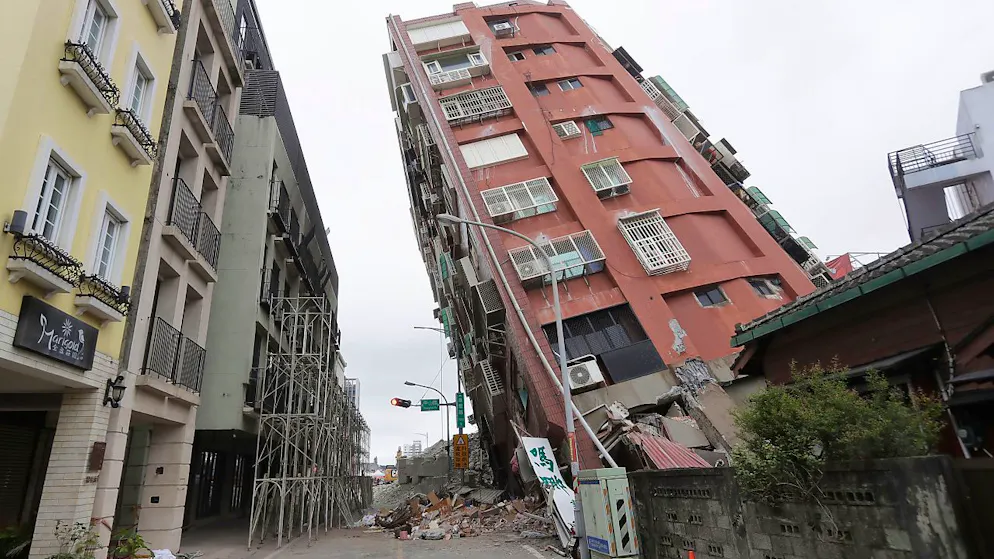 Ein teilweise eingestürztes Gebäude ist zwei Tage nach einem starken Erdbeben in der Stadt Hualien im Osten Taiwans zu sehen. Foto: Chiang Ying-ying/AP