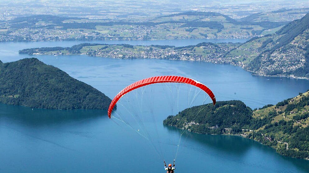 Ein Gleitschirmpilot über dem Vierwaldstättersee. 
