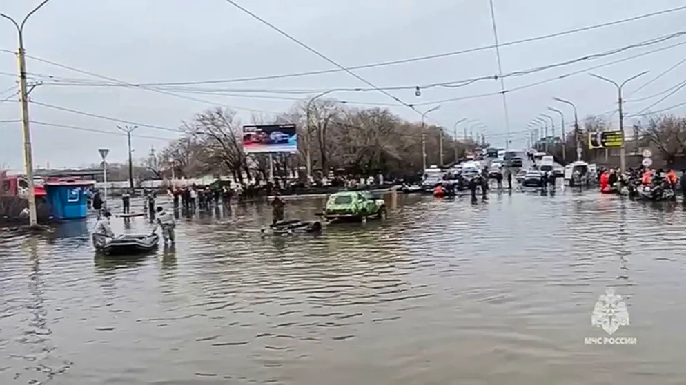 Une vue de la rue inondée après la rupture d'une partie d'un barrage, à Orsk, en Russie, d'après une capture d'une vidéo publiée par le service de presse du ministère russe des situations d'urgence dimanche.