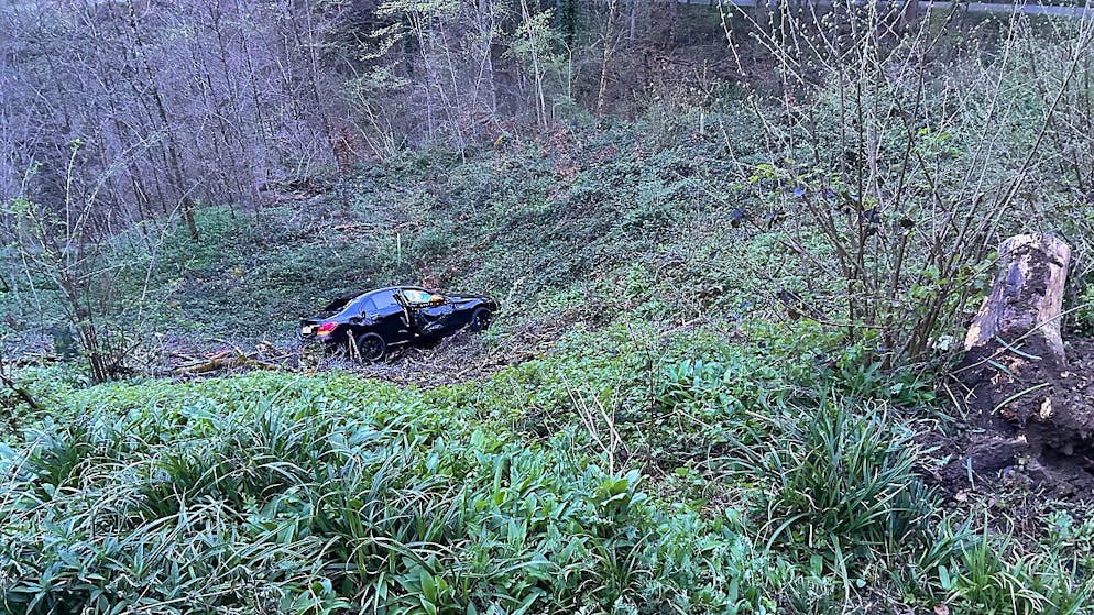 Der Mercedes überschlug sich und kam in einem abschüssigen Bord zum Stillstand. Der Fahrer war alkoholisiert.