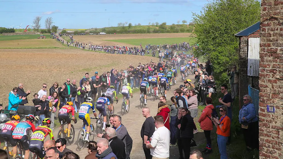 Van der Poel dominiert auch in Roubaix – Rang 5 für Küng - Gallery. Schon auf den ersten der 29 Pavé-Abschnitten von Compiègne nach Roubaix zog sich das Fahrerfeld weit in die Länge