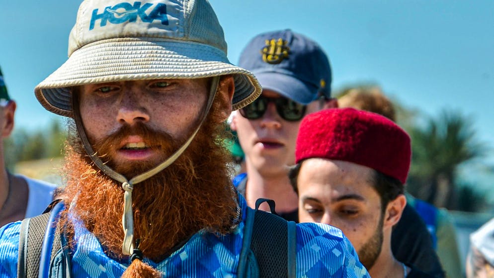 Extremsportler Russ Cook läuft auf den letzten 50 Kilometern seiner Afrika-Durchquerung von Süd nach Nord, begleitet von Fans.