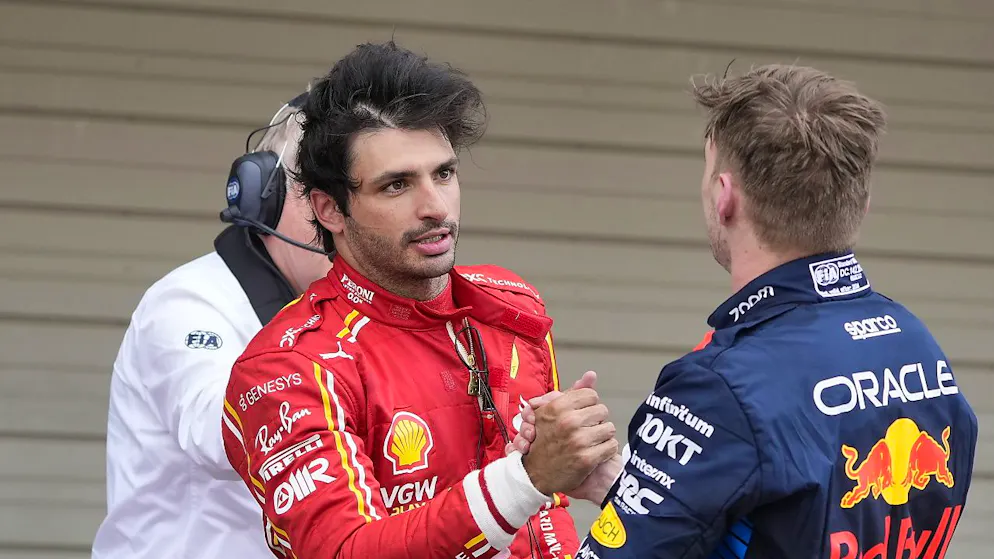 Verstappen in Suzuka ein weiteres Mal überlegen - Gallery. Der drittplatzierte Carlos Sainz gratuliert Max Verstappen zum neuerlichen Sieg