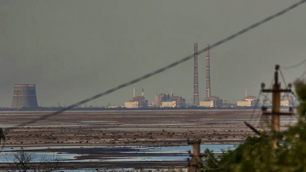 ARCHIV - Europas größtes Kernkraftwerk Saporischschja ist hinter dem Kachowka-Stausees nach einem Dammbruch in der russisch besetzten Ukraine zu sehen. Foto: LIBKOS/AP/dpa