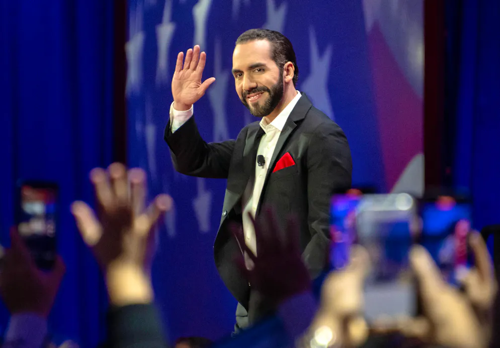 Nayib Bukele, devenu président en juin 2019, a décroché un nouveau mandat de cinq ans lors des élections du 4 février, au cours desquelles il a obtenu 84,65% des voix, favorisé par sa guerre sans merci contre les «maras», les gangs qui terrorisaient le pays.