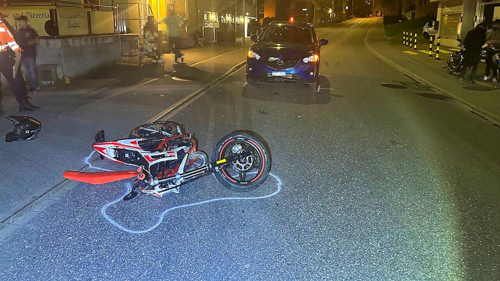 Bei mehreren Verkehrsunfällen im Kanton St. Gallen sind am Samstag vier junge Erwachsene verletzt worden. Hier auf dem Bild das Motorrad eines 16-Jährigen, der in Gommiswald frontal in ein Auto knallte.
