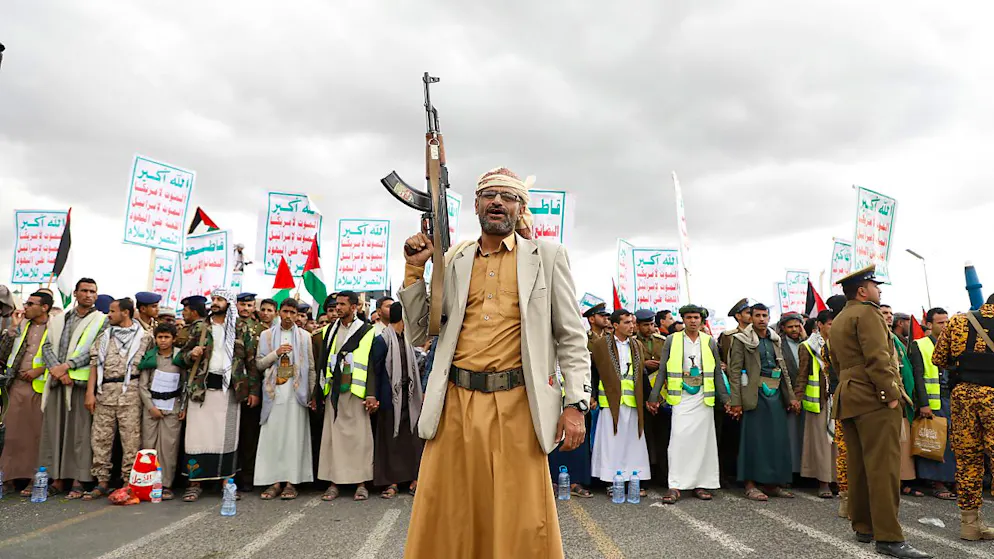 ARCHIV - Anhänger der vom Iran unterstützten Huthi-Miliz nehmen an einer Demonstration gegen die USA und Israel und für die Solidarität mit den Palästinensern im Gazastreifen teil. Foto: Osamah Abdulrahman/AP/dpa