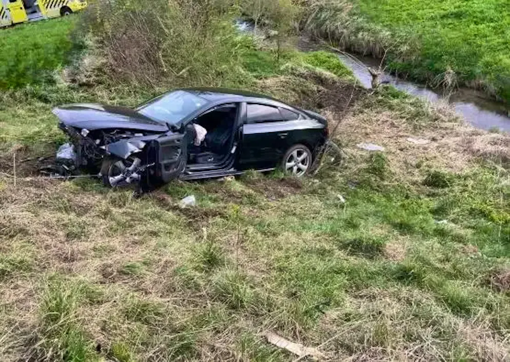  Le conducteur a traversé un champ et un ruisseau avant de finir sa course dans un talus.