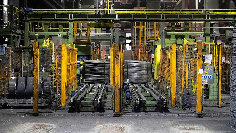 Aufgestapelte Betonstahl-Armiereisenspulen im Stahlwerk in Gerlafingen im Kanton Solothurn.