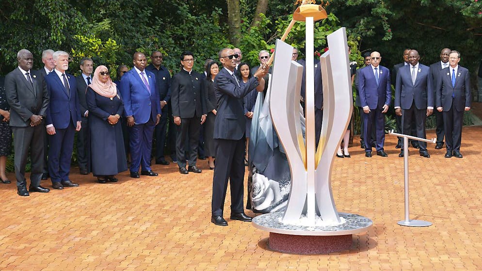 Le Rwanda marque le 30e anniversaire du génocide des Tutsi - Gallery. Le président rwandais Paul Kagame allume la flamme du souvenir au mémorial du génocide à Kigali.