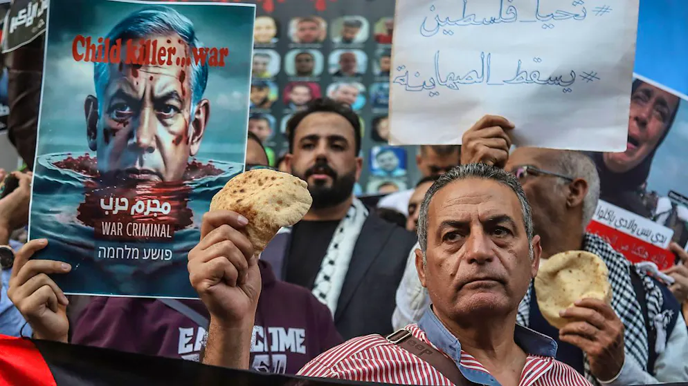 ARCHIV - Ägyptische Aktivisten halten Brot und Plakate, unter anderem mit der Aufschrift «Es lebe Palästina, nieder mit den Uionistn», während sie an einer pro-palästinensischen Demonstration vor dem Gebäude des Journalisten-Syndikats teilnehmen. Foto: Mohamed El Raai/AP/dpa