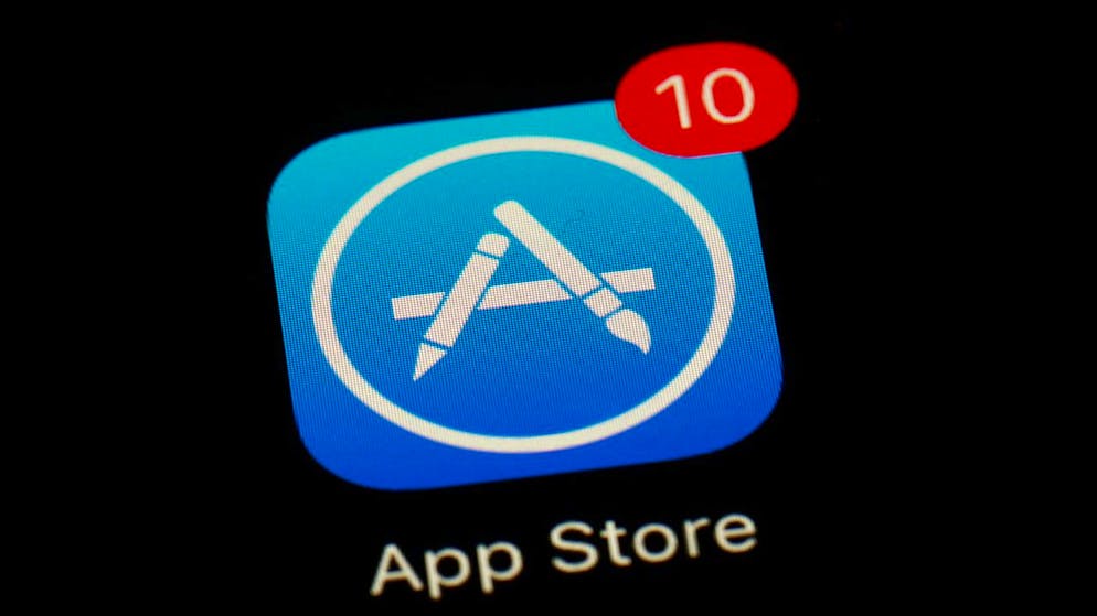 Musikstreaming-Anbieter dürfen ihre Nutzer im Europäischen Wirtschaftsraum künftig zwar zu einem Abo-Abschluss ausserhalb des App Stores von Apple leiten. Der iPhone-Konzern will dafür aber eine Gebühr von bis zu 27 Prozent vom Kaufpreis kassieren. (Archivbild)