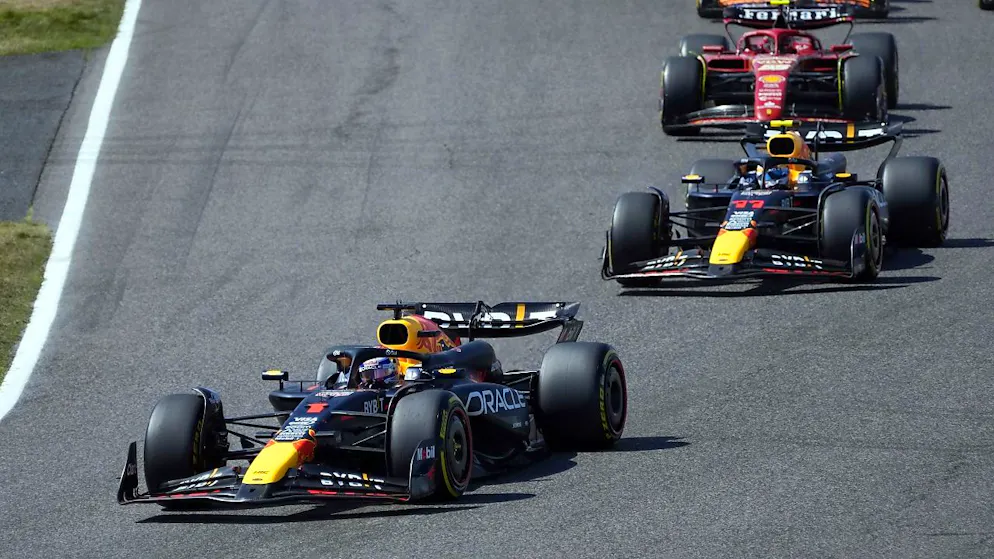 Verstappen in Suzuka ein weiteres Mal überlegen - Gallery. Der Anfang der neuesten Machtdemonstration: Ma Verstappen führt kurz nach dem Start vor Teamkollege Sergio Perez