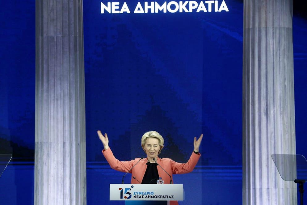 Ursula von der Leyen mostra il volto della sua campagna elettorale dal palco del congresso di Nea Demokratia ad Atene.
