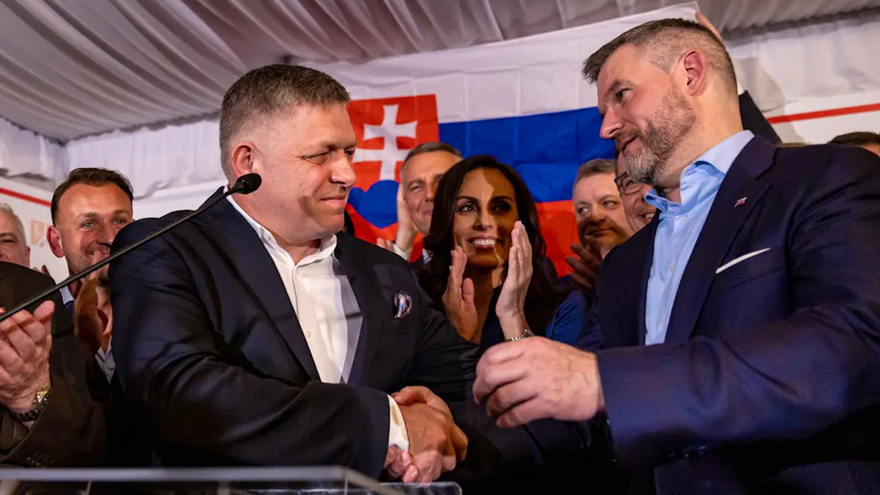 Premier Robert Fico (links) gratuiert am 6. April in Bratislava Peter Pellegrini.