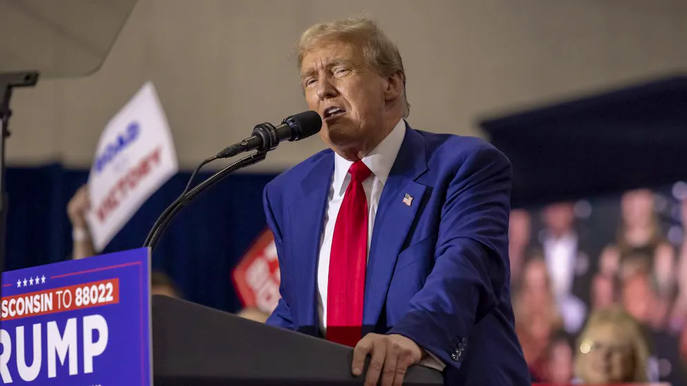 Der republikanische Präsidentschaftskandidat, der ehemalige Präsident Donald Trump, spricht am 2. April 2024 bei einer Kundgebung in Green Bay, Wisconsin.